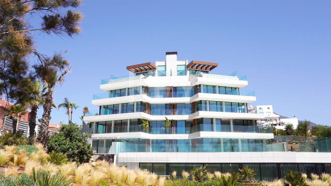 Moderno apartamento en primera línea de playa con impresionantes vistas al mar en Estepona