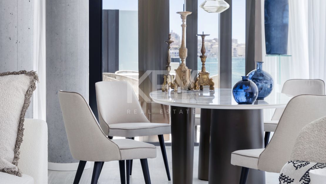 Extraordinario ático dúplex en primera línea de playa en venta en Estepona