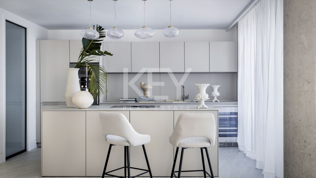 Extraordinario ático dúplex en primera línea de playa en venta en Estepona