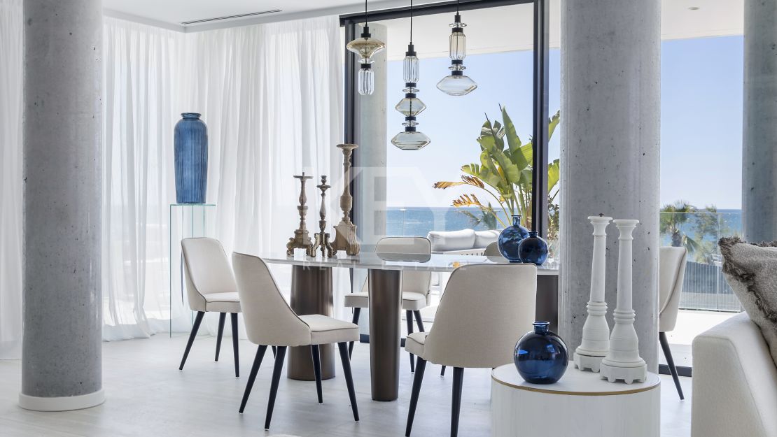 Extraordinario ático dúplex en primera línea de playa en venta en Estepona