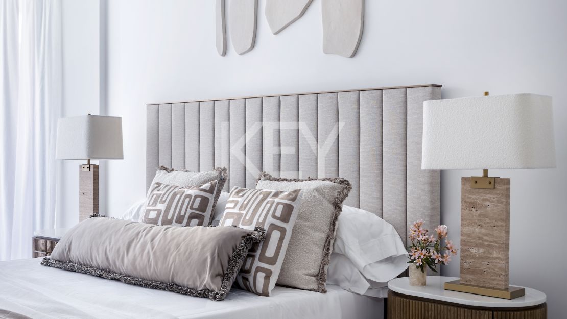 Extraordinario ático dúplex en primera línea de playa en venta en Estepona