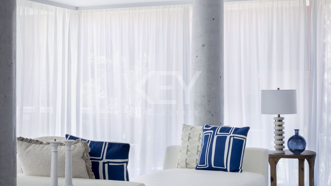 Extraordinario ático dúplex en primera línea de playa en venta en Estepona