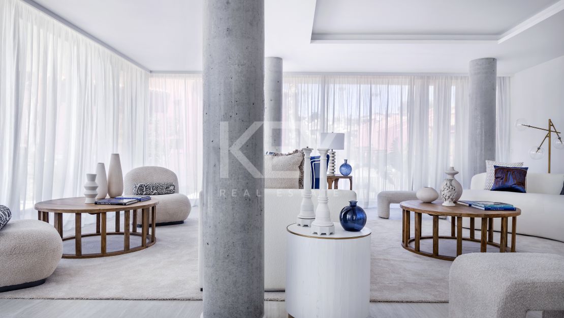 Extraordinario ático dúplex en primera línea de playa en venta en Estepona