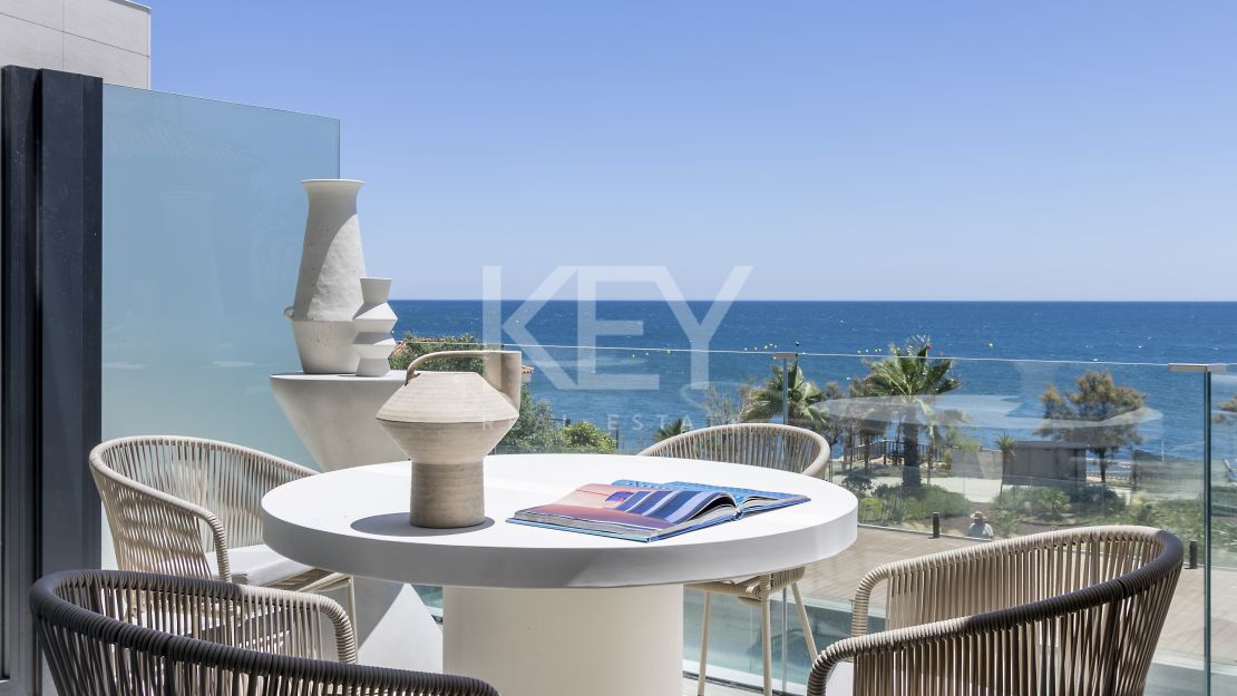 Extraordinario ático dúplex en primera línea de playa en venta en Estepona