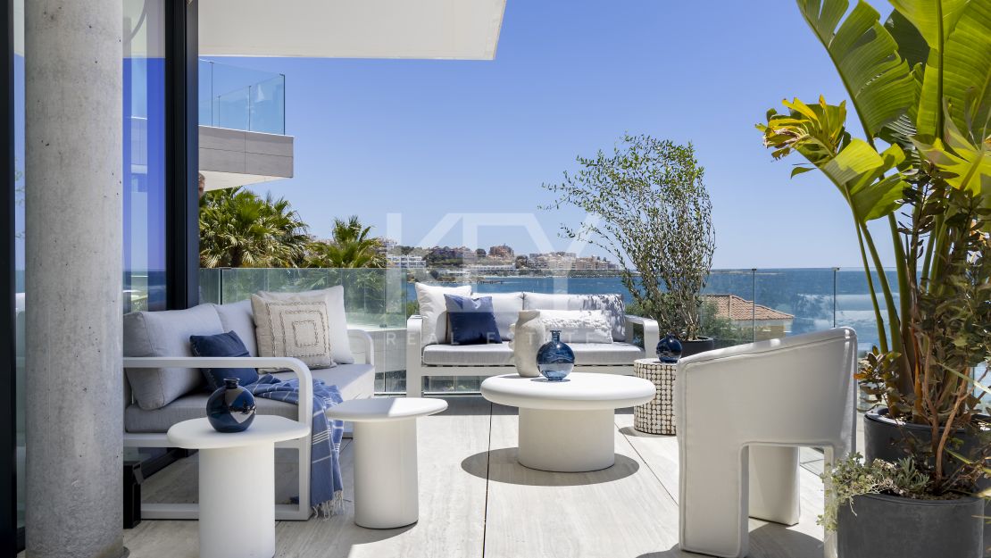 Extraordinario ático dúplex en primera línea de playa en venta en Estepona