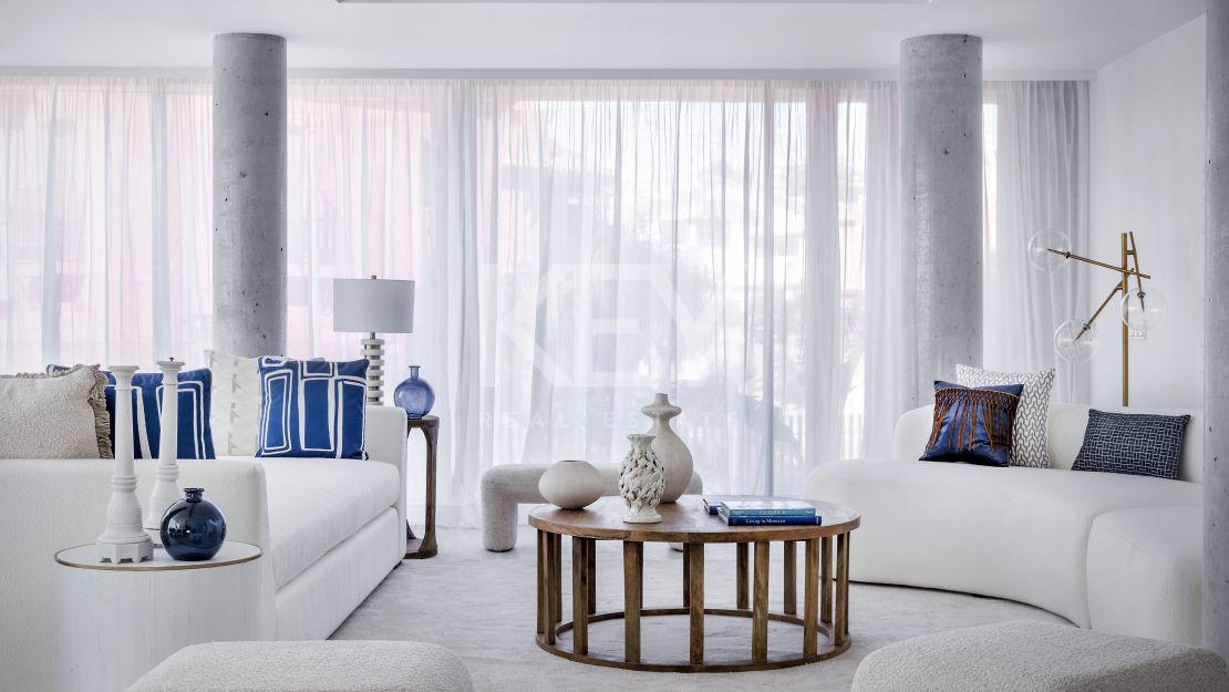 Extraordinario ático dúplex en primera línea de playa en venta en Estepona