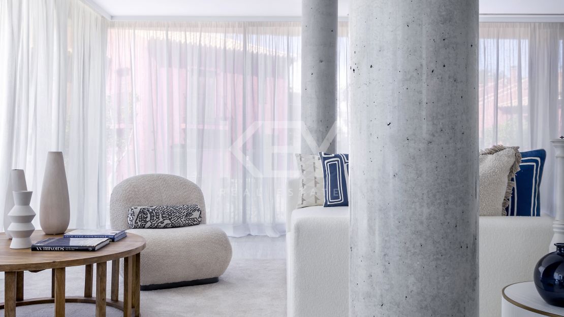 Extraordinario ático dúplex en primera línea de playa en venta en Estepona