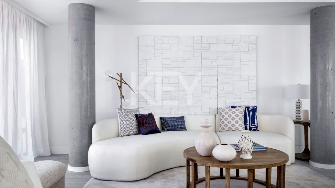 Extraordinario ático dúplex en primera línea de playa en venta en Estepona