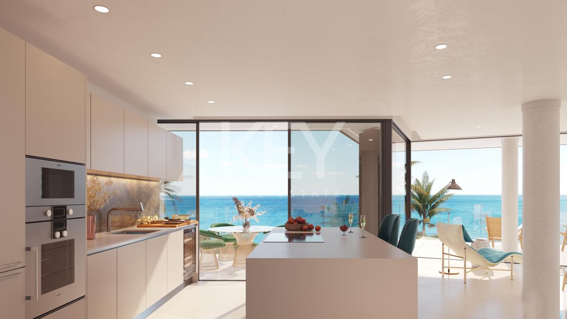 Extraordinario ático dúplex en primera línea de playa en venta en Estepona