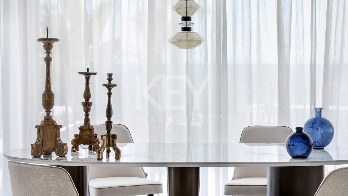 Extraordinario ático dúplex en primera línea de playa en venta en Estepona