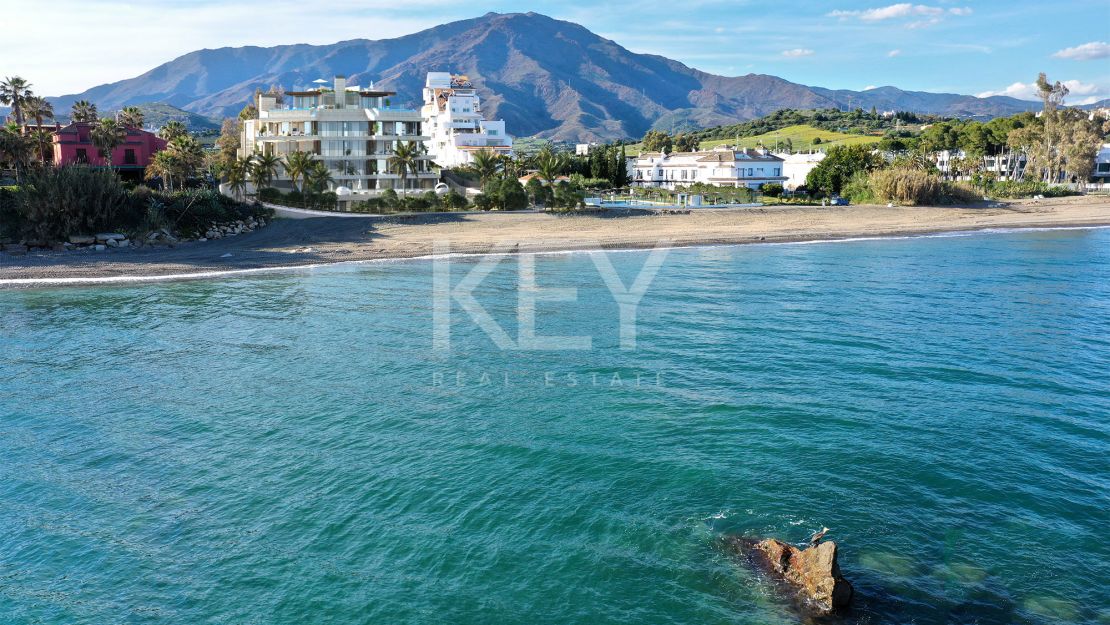 Extraordinario ático dúplex en primera línea de playa en venta en Estepona