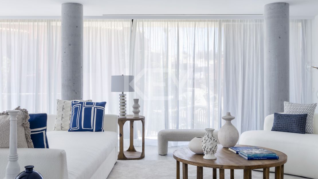 Extraordinario ático dúplex en primera línea de playa en venta en Estepona