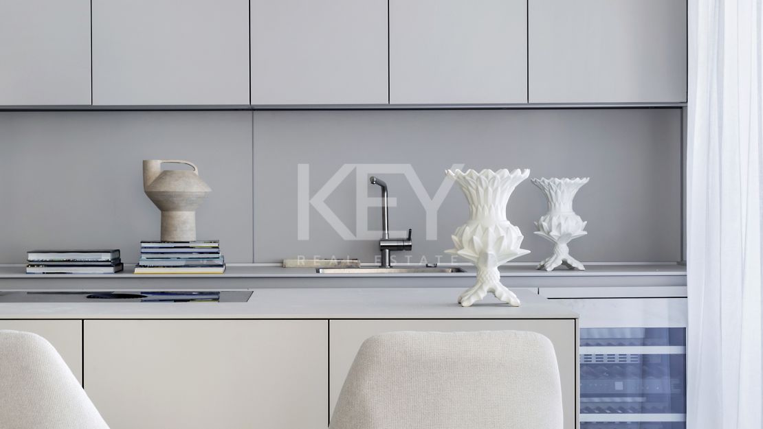 Extraordinario ático dúplex en primera línea de playa en venta en Estepona