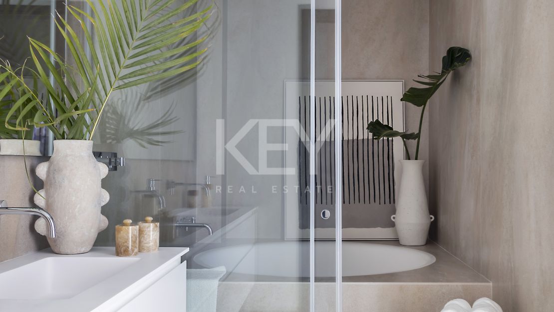 Extraordinario ático dúplex en primera línea de playa en venta en Estepona