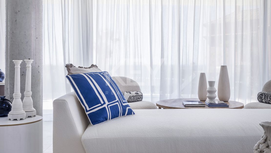 Extraordinario ático dúplex en primera línea de playa en venta en Estepona