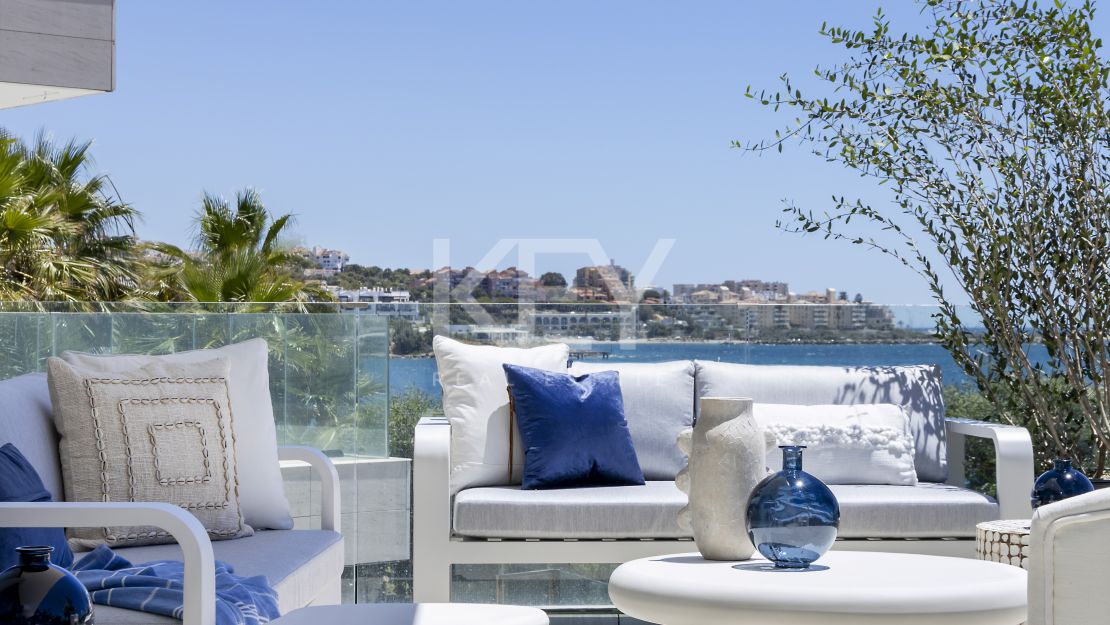 Extraordinario ático dúplex en primera línea de playa en venta en Estepona