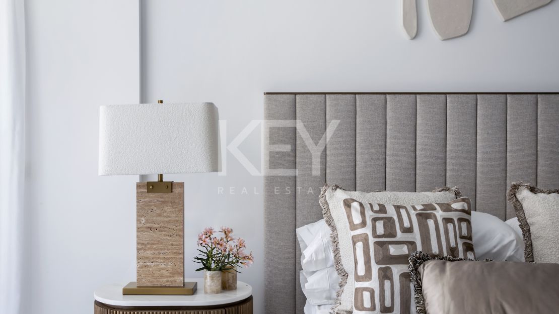 Extraordinario ático dúplex en primera línea de playa en venta en Estepona