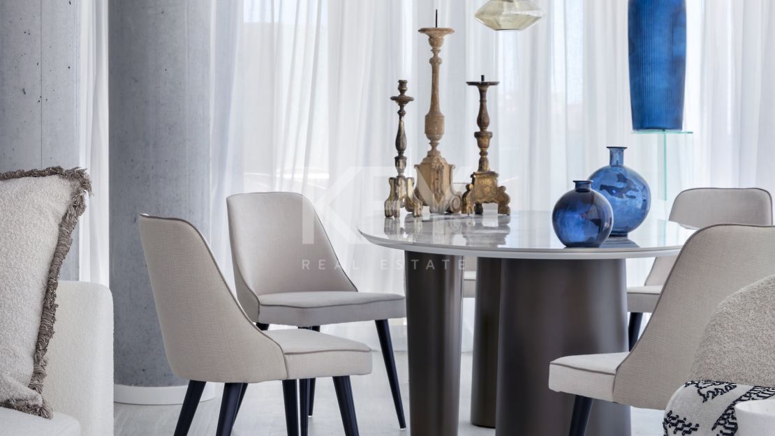 Extraordinario ático dúplex en primera línea de playa en venta en Estepona