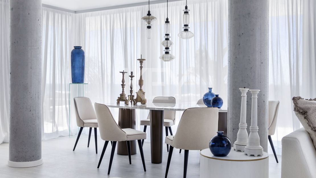 Extraordinario ático dúplex en primera línea de playa en venta en Estepona