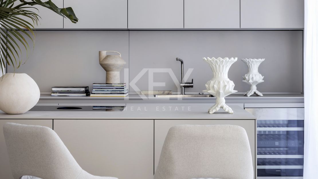 Extraordinario ático dúplex en primera línea de playa en venta en Estepona