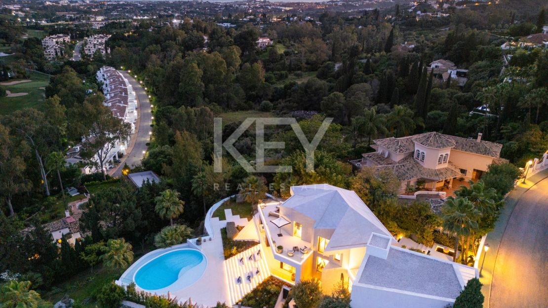 Modern design and Mediterranean views Villa in El Herrojo, Benahavís