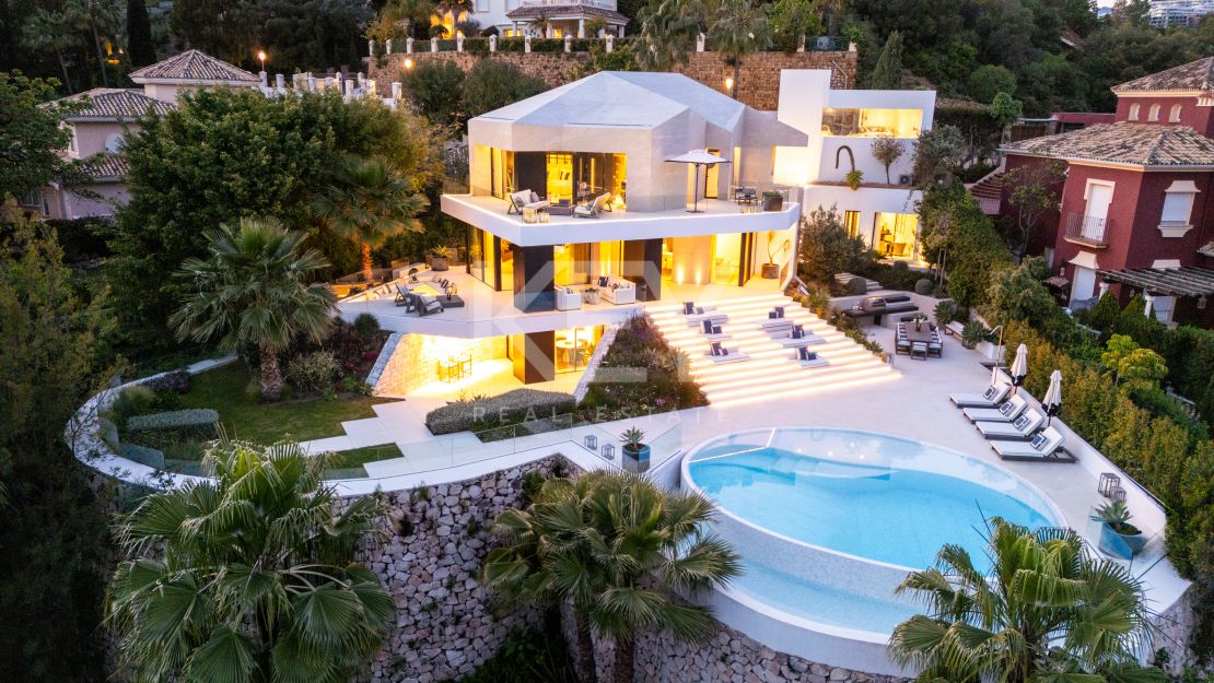 Modern design and Mediterranean views Villa in El Herrojo, Benahavís