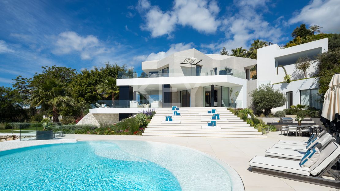 Modern design and Mediterranean views Villa in El Herrojo, Benahavís