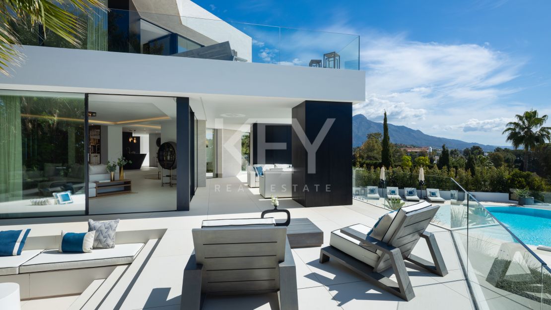 Modern design and Mediterranean views Villa in El Herrojo, Benahavís