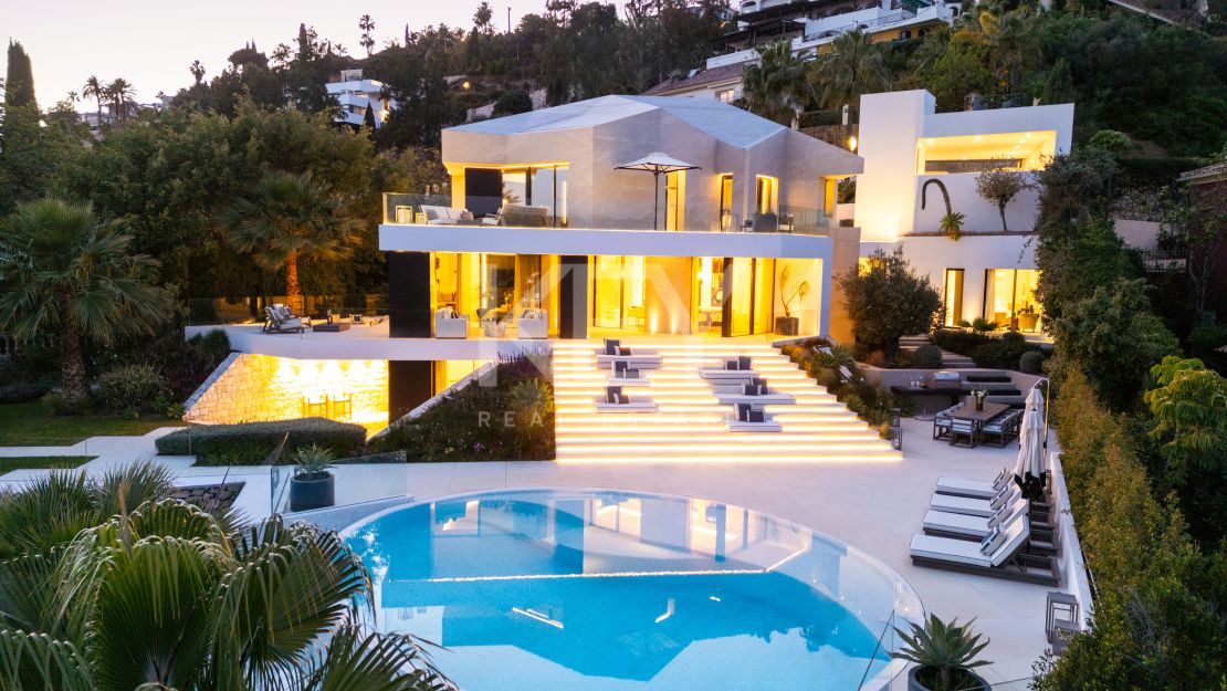 Modern design and Mediterranean views Villa in El Herrojo, Benahavís