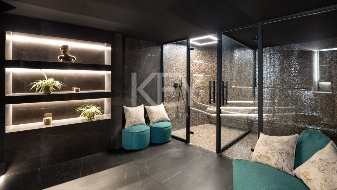 Modern design and Mediterranean views Villa in El Herrojo, Benahavís