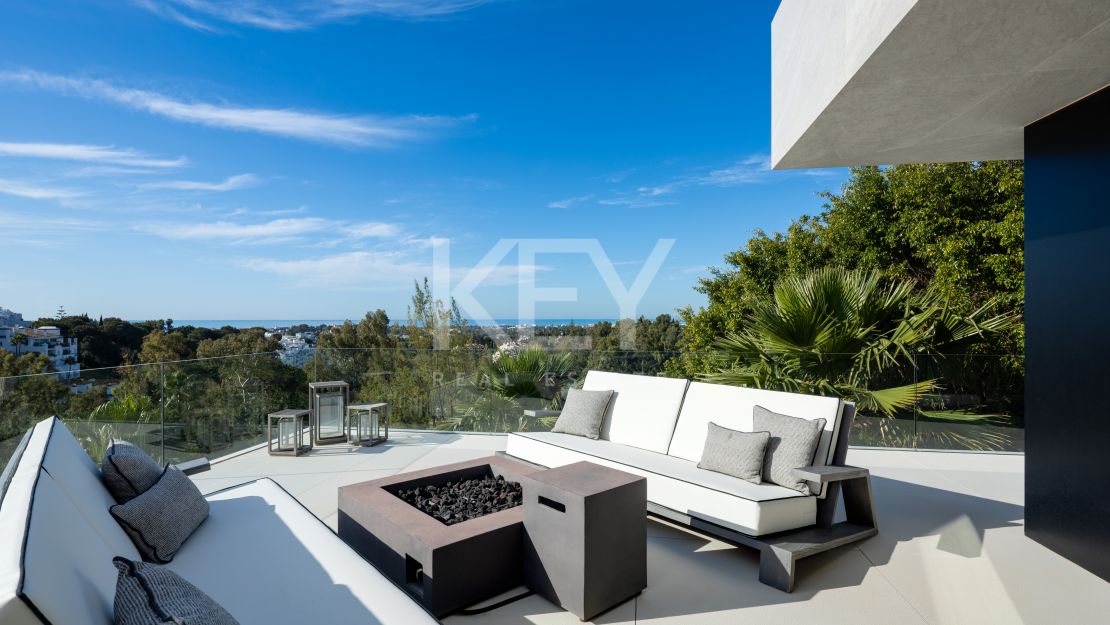 Modern design and Mediterranean views Villa in El Herrojo, Benahavís