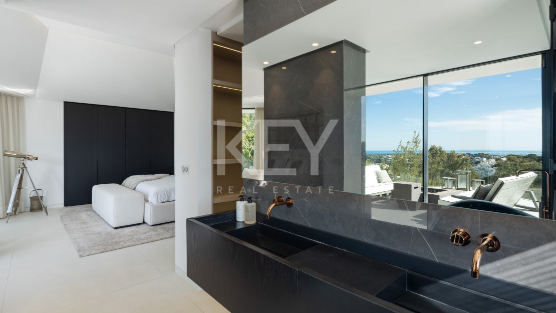 Modern design and Mediterranean views Villa in El Herrojo, Benahavís