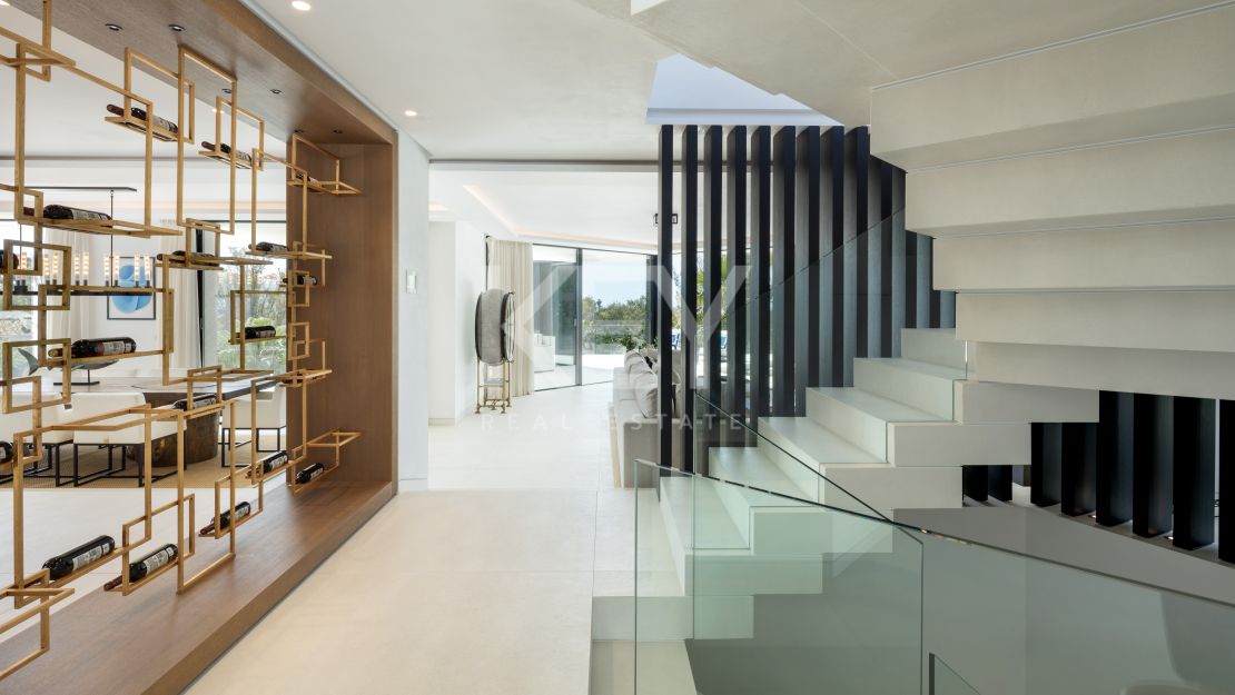 Modern design and Mediterranean views Villa in El Herrojo, Benahavís