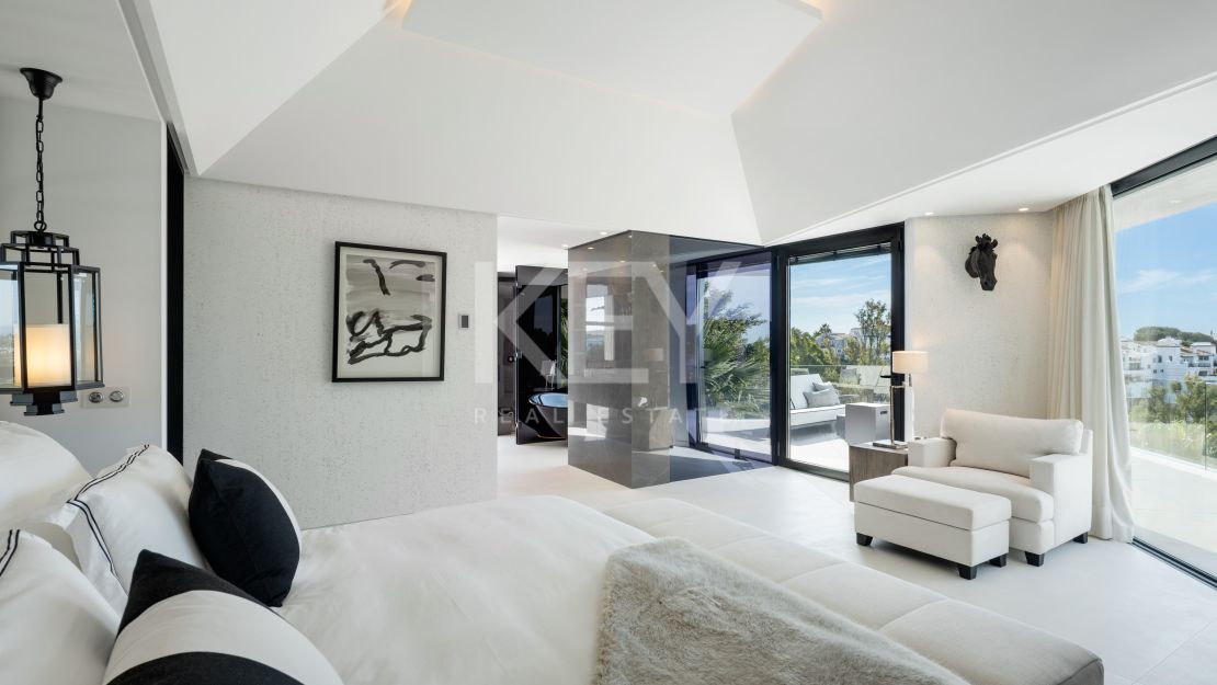 Modern design and Mediterranean views Villa in El Herrojo, Benahavís