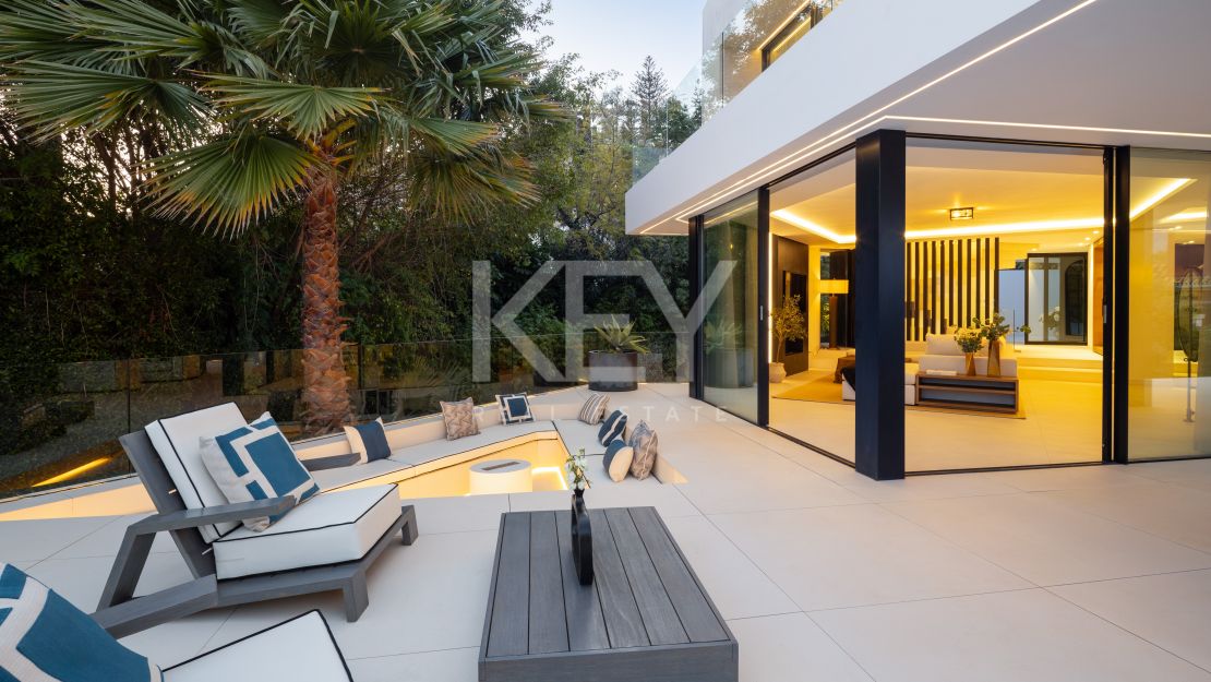 Modern design and Mediterranean views Villa in El Herrojo, Benahavís