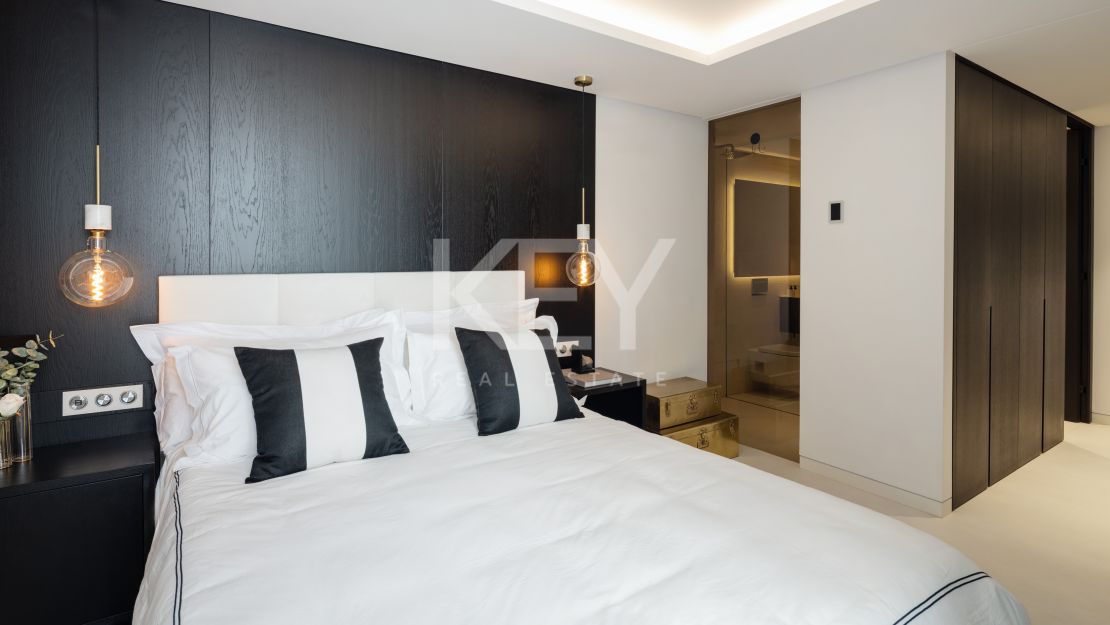 Modern design and Mediterranean views Villa in El Herrojo, Benahavís