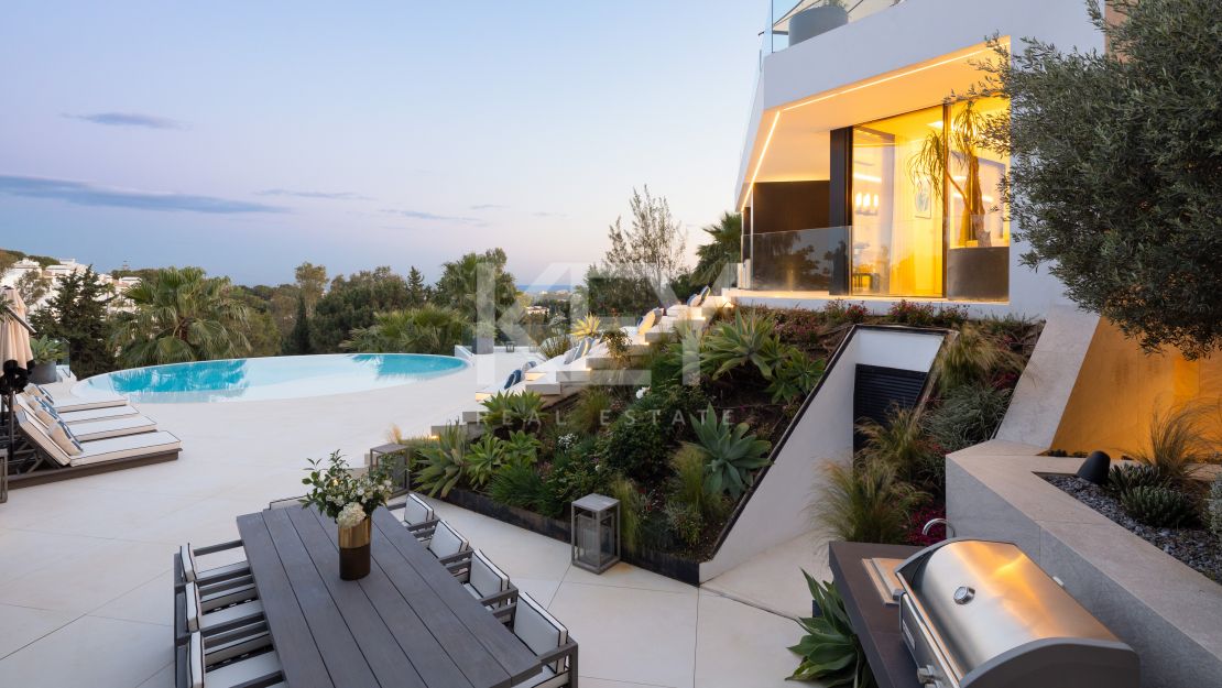 Modern design and Mediterranean views Villa in El Herrojo, Benahavís