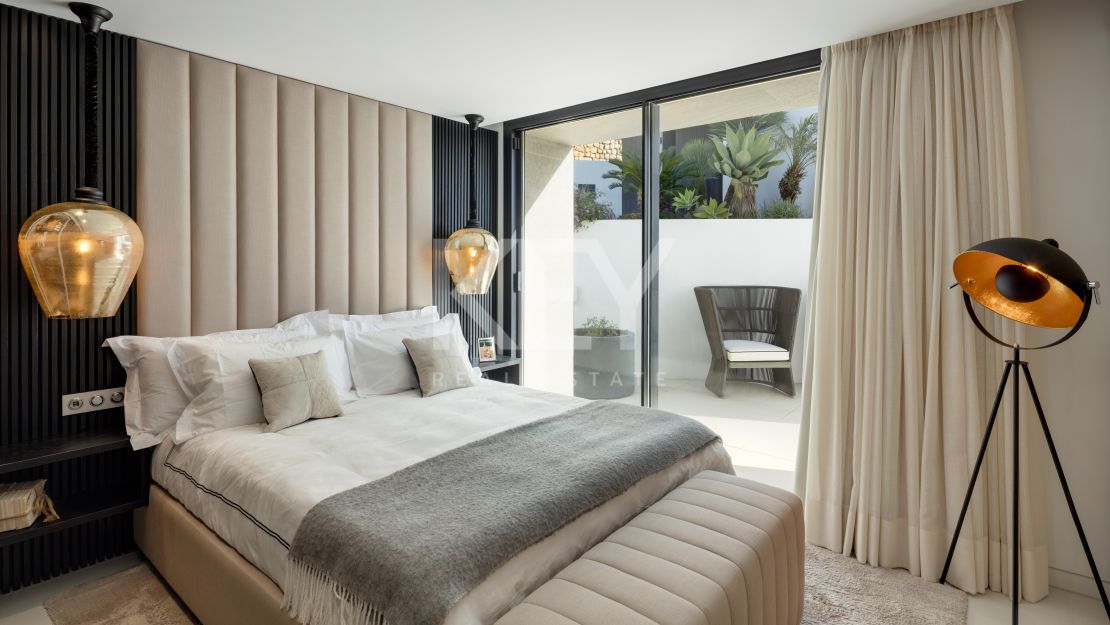 Modern design and Mediterranean views Villa in El Herrojo, Benahavís