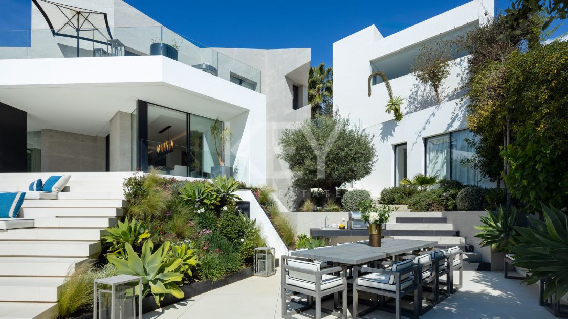 Modern design and Mediterranean views Villa in El Herrojo, Benahavís