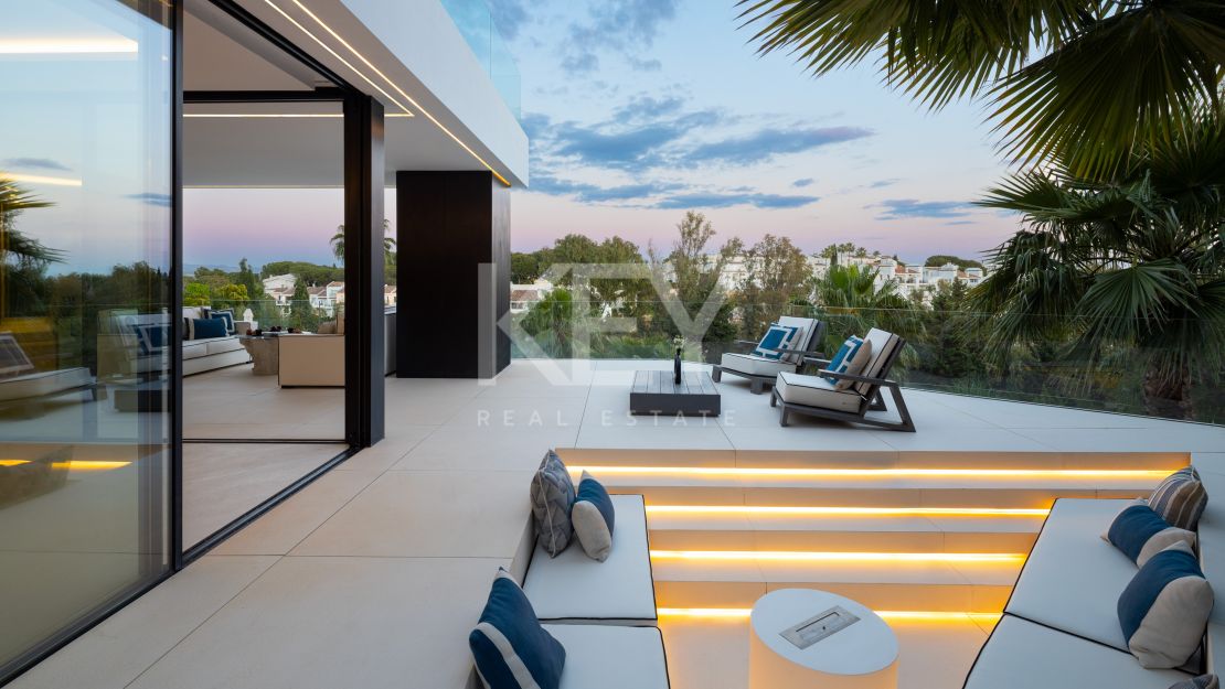 Modern design and Mediterranean views Villa in El Herrojo, Benahavís