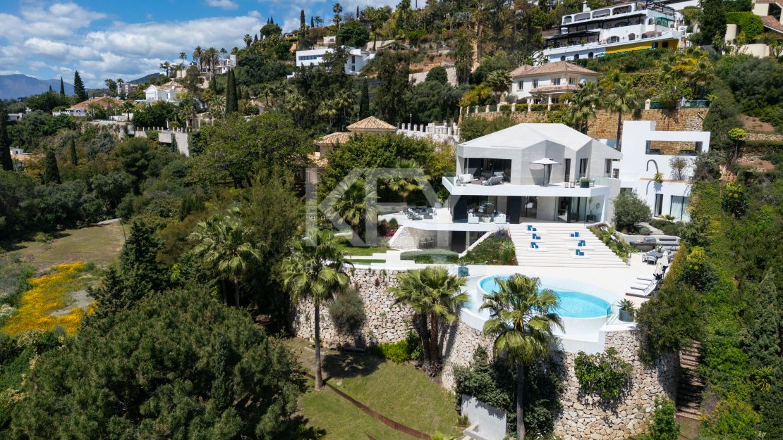 Modern design and Mediterranean views Villa in El Herrojo, Benahavís