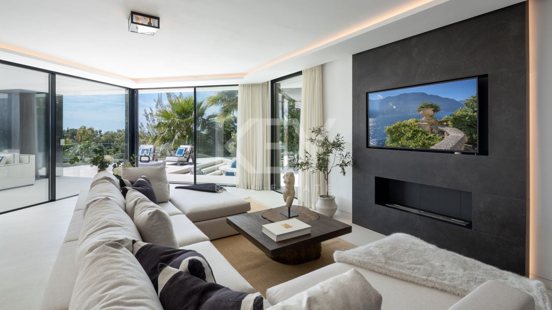 Modern design and Mediterranean views Villa in El Herrojo, Benahavís