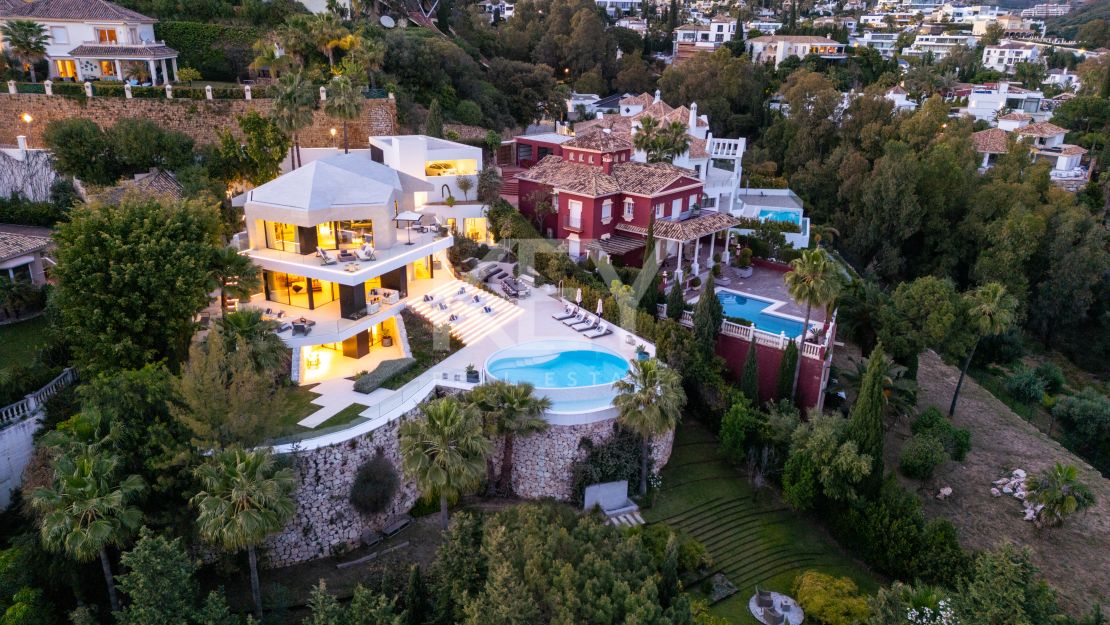 Modern design and Mediterranean views Villa in El Herrojo, Benahavís