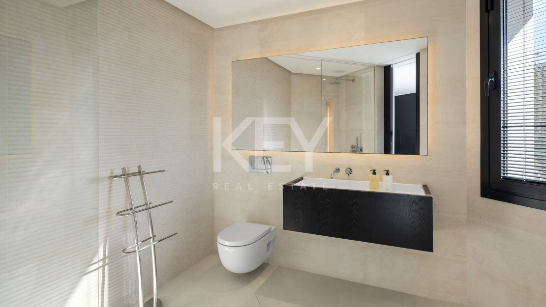 Modern design and Mediterranean views Villa in El Herrojo, Benahavís