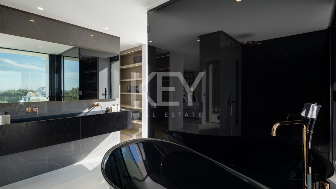 Modern design and Mediterranean views Villa in El Herrojo, Benahavís