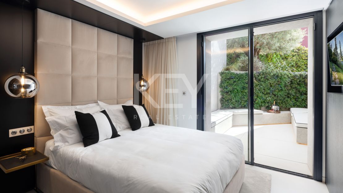 Modern design and Mediterranean views Villa in El Herrojo, Benahavís