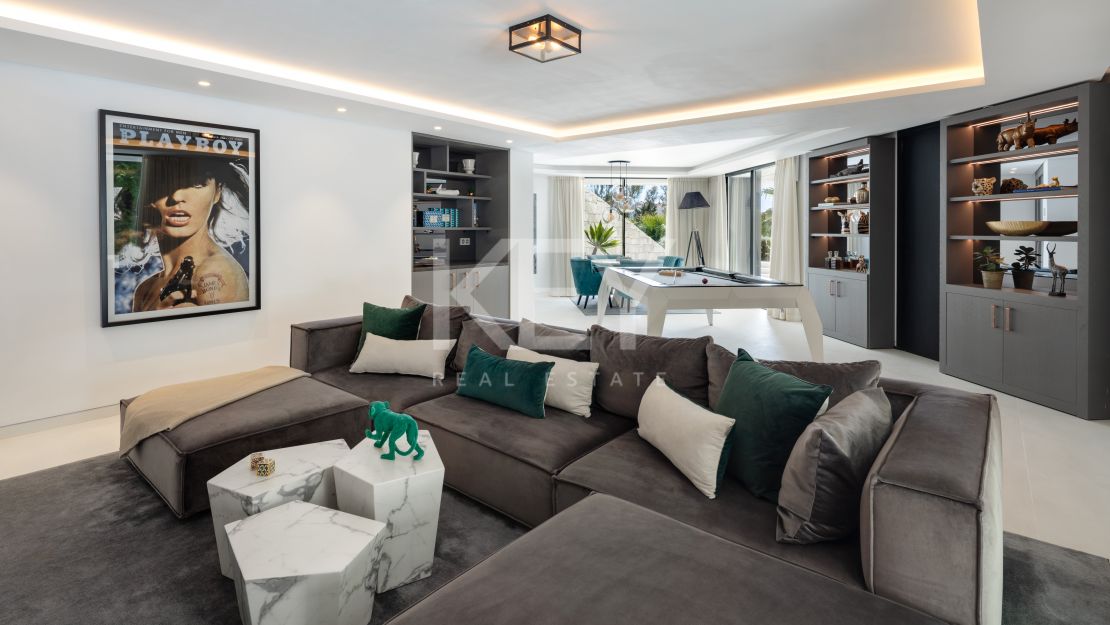 Modern design and Mediterranean views Villa in El Herrojo, Benahavís