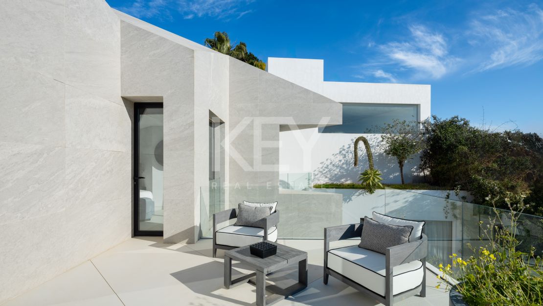 Modern design and Mediterranean views Villa in El Herrojo, Benahavís