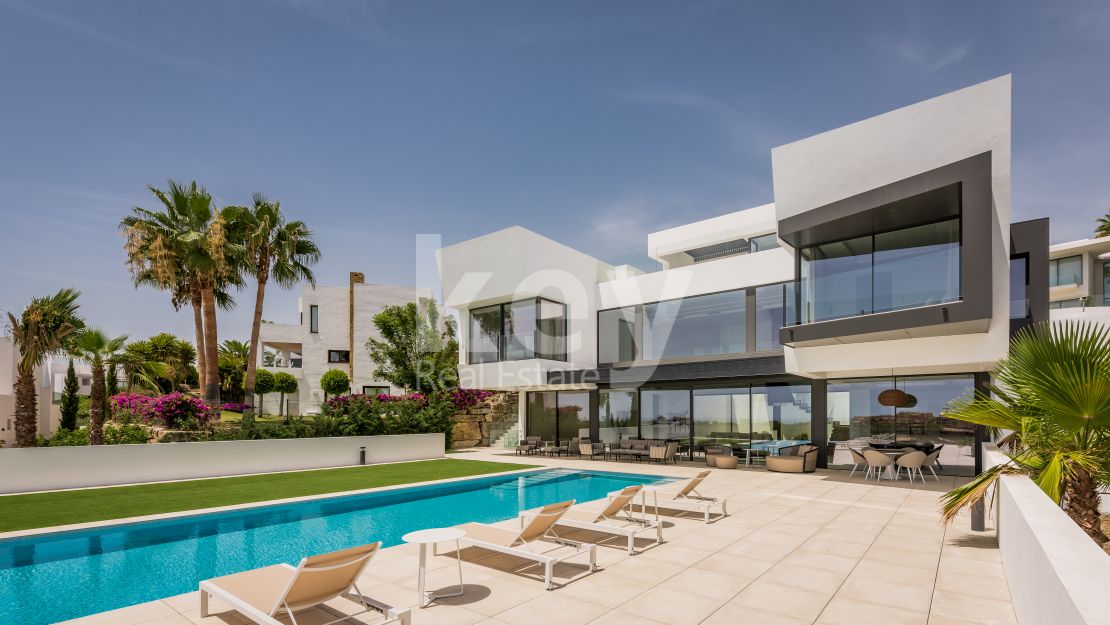 Villa a estrenar con vistas al mar en venta en La Alqueria, Benahavis