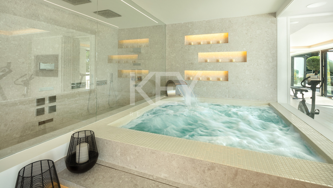 Villa Amanda: Amazing sea views luxury villa in Nueva Andalucia, Marbella